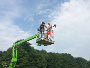 Peter en Rob van Eyes & Ears in de hoogwerker